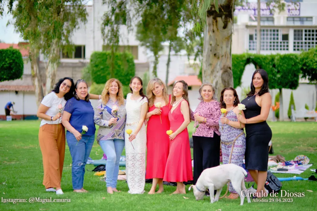 Círculo de mujeres reunidas en una práctica de conexión
