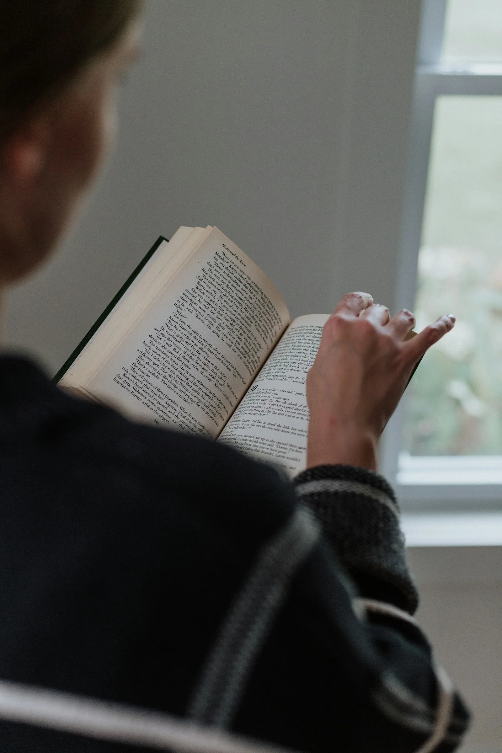 Lectura contemplativa junto a una ventana